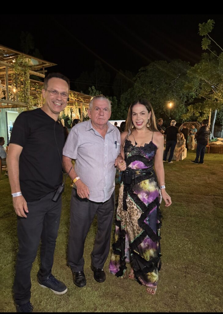 Homenageado Sérgio Aguiar entre empresário Vital e Roberta Fontelles